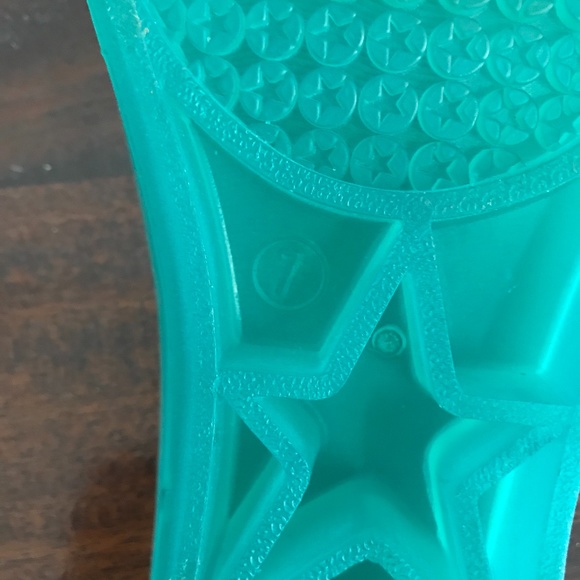 Gap Waterproof Flip Flops - Picture 4 of 4